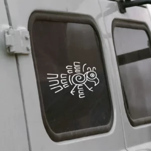 Ethnic vogel camper sticker op een campervan ingezoomd.