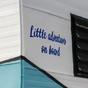 Little adventurer on board sticker afbeelding op een caravan ingezoomd.