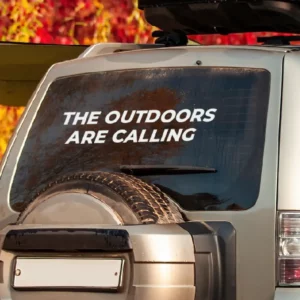 The outdoors are calling sticker afgebeeld op een 4x4 voertuig ingezoomd.