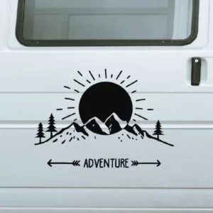 Adventure mountain and sun sticker afgebeeld op een campervan ingezoomd.