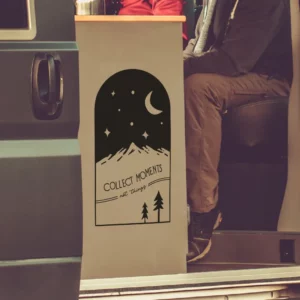 Collect moments not things sticker Afgebeeld op een keukenkast van een campervan ingezoomd.