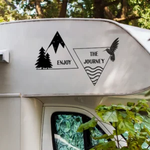 Enjoy the journey sticker op de alkoov van een mobilhome ingezoomd.