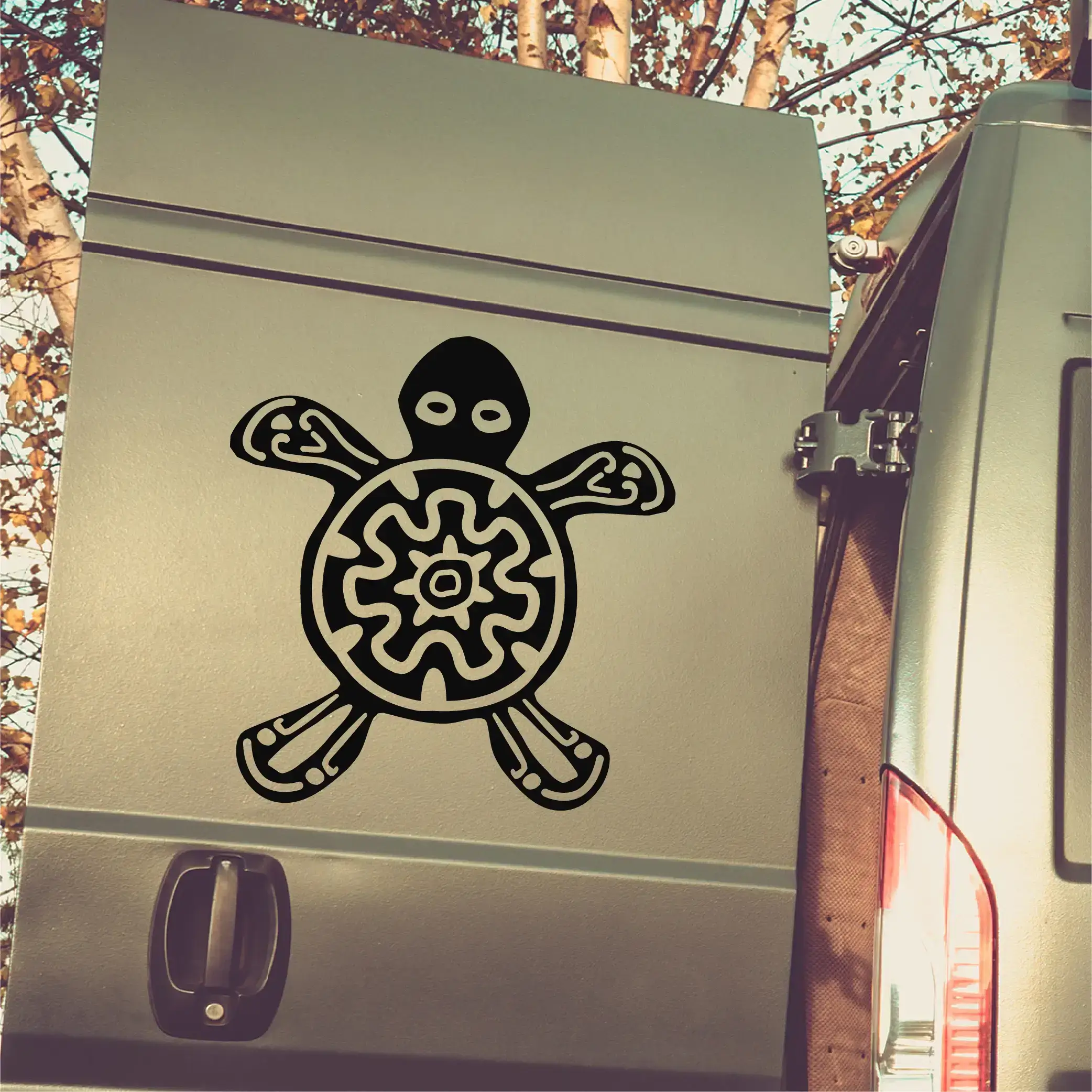 De schildpad sticker achter op de deur van een vanlife busje ingezoomd.