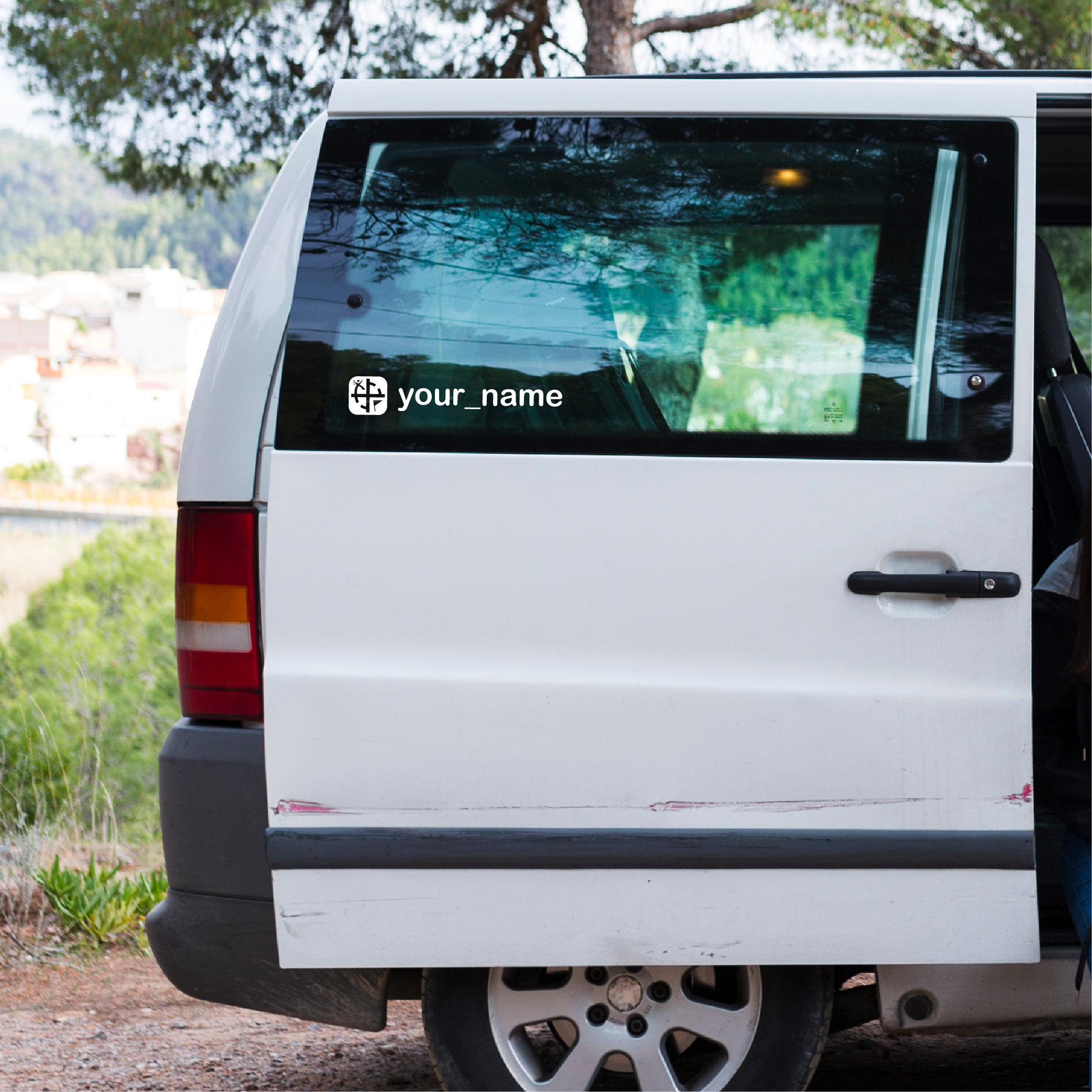 Camperprints Geocaching sticker op het raamvan een schuifdeur van een campervan