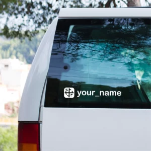 Geocaching sticker op het raamvan een schuifdeur van een campervan ingezoomd.