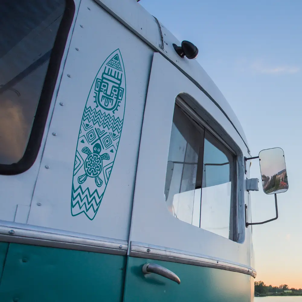 Surfplank sticker schildpad op camper.