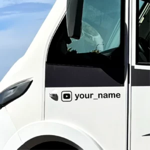 Een Youtube sticker afgebeeld op de deur van een camper ingezoomd.
