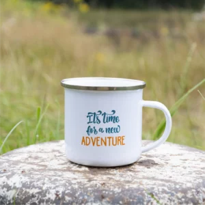 Productfoto van de emaille mok adventure tekstzijde. It's time for a new adventure!