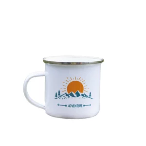 Productfoto van de emaille mok adventure tekening zijde met zon en bergen met witte achtergrond.