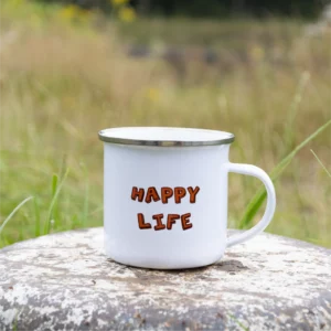 Productfoto van de emaille mok happy camper met busje op de achterkant de tekst happy life.