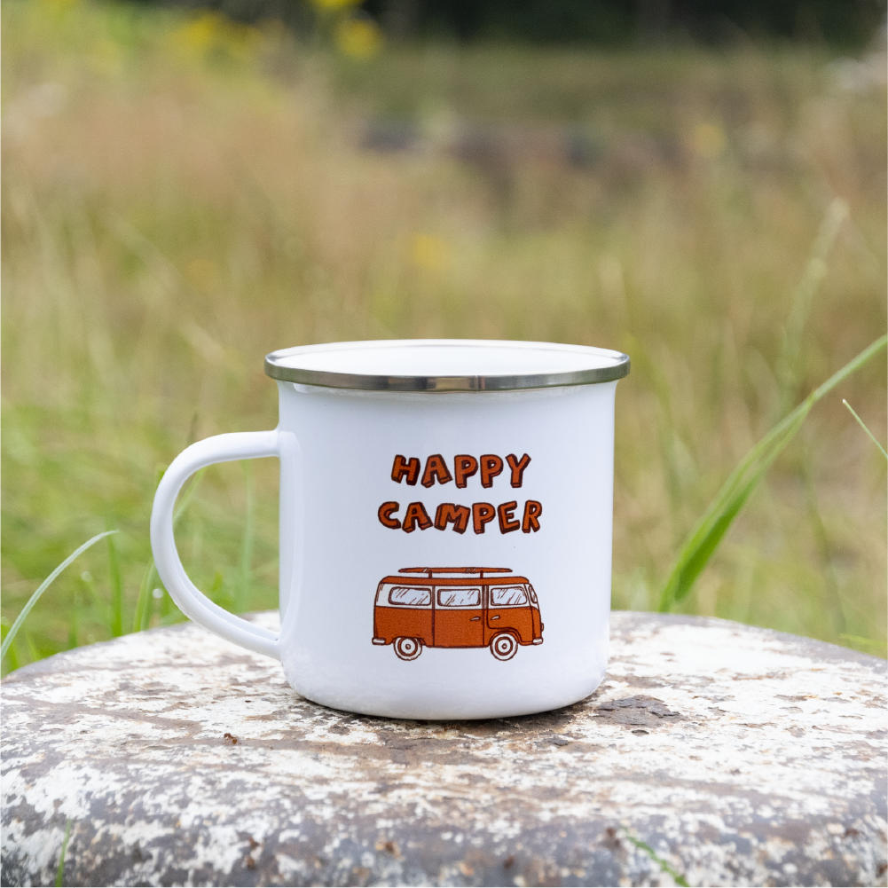 Productfoto van de emaille mok happy camper met busje op de voorkant de tekst happy camper