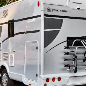 Park 4 night sticker op de achterkant van een camper.