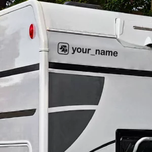 Park 4 night sticker op de achterkant van een camper ingezoomd.