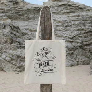 Totebag say yes to new adventures met tekening van de maan, de bergen en de leuke tekst.