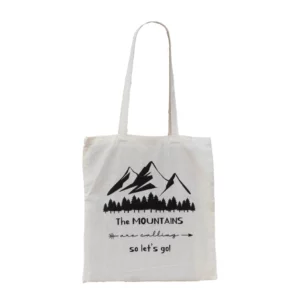 Totebag the mountains are calling met een leuk design van bergen en een bos met witte achtergrond.