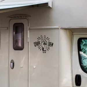 Carpe diem sticker op de zijkant van een camper ingezoomd.