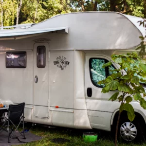 Carpe diem sticker op de zijkant van een camper.