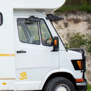 Ohm sticker op de deur van een Mercedes bus.