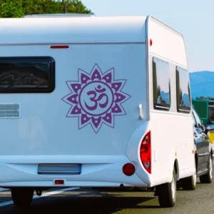 Ohm sticker mandala tekening op de achterkant van een camper.
