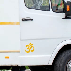 Ohm sticker op de deur van een Mercedes bus ingezoomd.