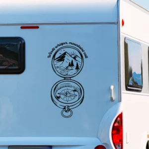 Kompas sticker bergen op de achterkant van een camper ingezoomd.