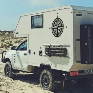 Kompas sticker camper met strak design op de achterkant van een 4x4 voertuig.