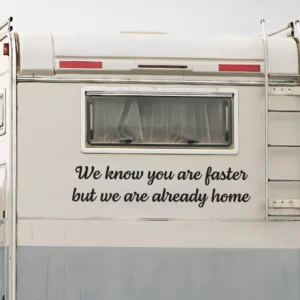 We know you are faster but we are already home sticker afbeelding tekst afgebeeld op een camper ingezoomd.