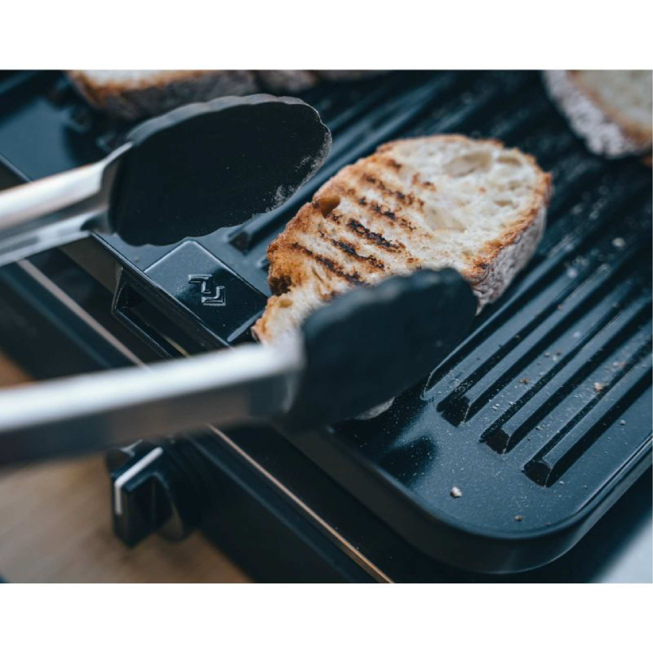 Camperprints Cadac 2 Cook Grillplaat foto van de kookplaat met en stuk vlees