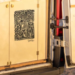 Aufkleber Bunta Bunta The Enigmamaze Origin Print abgebildet auf einem Wohnmobil, vergrößert.