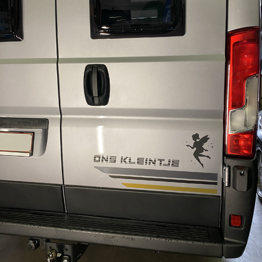 autocollanttextecampingcarappliquercamperprints Appliquer un autocollant texte personnalisé sur votre camping car Camperprints